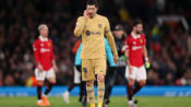 Lewandowski tertunduk lesu usai timnya disingkirkan Manchester United dari Liga Europa ( Foto : thesun.co.uk )