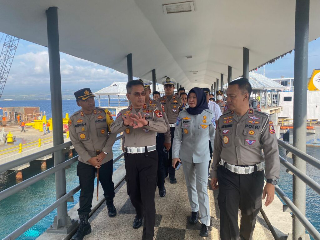 Direktur Operasional Jasa Raharja, Dewi Aryani Suzana bersama Kakorlantas Polri Irjen Pol. Firman Shantyabudi, melakukan tinjauan kesiapan PAM Natal dan Tahun Baru jalur Ketapang-Gilimanuk, Jumat (24/11/2023).Foto ,Dok JR