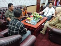 Pejabat (Pj) Bupati Parigi Moutong, Richard Arnaldo menerima kunjungan dari Tim Pengendali Inflasi Daerah (TPID) Kota Palu yang dipimpin oleh Kepala Bagian Perekonomian dan SDA Sekretariat Daerah Kota Palu, Rahmat Mustafa, bertempat di lantai II Kantor Bupati Parigi Moutong. Jum’at (8/12/2023).(Foto : Dok Diskominfo PariMo)
