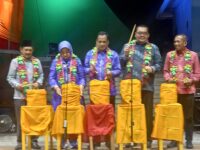 Foto Bersama : Prosesi pemukulan Gimba secara bersama-sama tanda dibukanya Event Pariwisata Festival Teluk Tomini 2023 di Eks Sail Tomini Kabupaten Parigi Moutong.. Jum’at (8/12/2023).(Dok : Diskominfo PariMo)